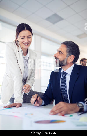 Senior Business Buchhalter zusammen bei modernen Büro arbeiten Stockfoto