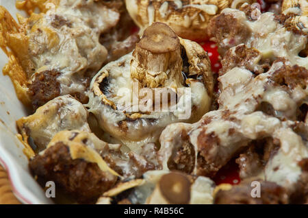 Gebackene Champignons mit Hackfleisch und Käse aus der Nähe Stockfoto