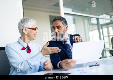 Senior Business Buchhalter zusammen bei modernen Büro arbeiten Stockfoto