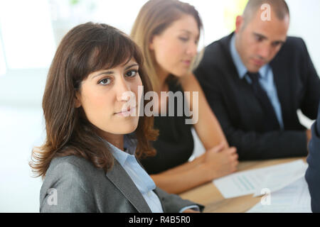 Porträt der lächelnde junge Geschäftsfrau Stockfoto