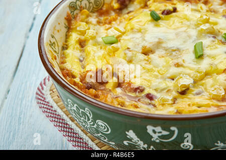 Südwesten Huhn Skillet, Wärme eine große saute Pfanne bei mittlerer Hitze. Olivenöl hinzufügen und dann die Zwiebel und Paprika. Stockfoto