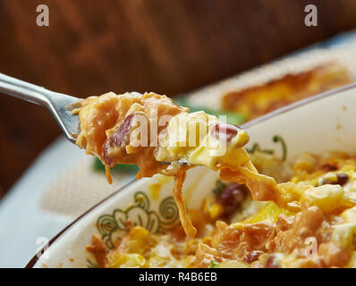 Südwesten Huhn Skillet, Wärme eine große saute Pfanne bei mittlerer Hitze. Olivenöl hinzufügen und dann die Zwiebel und Paprika. Stockfoto