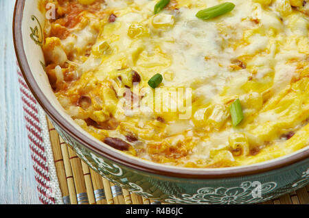 Südwesten Huhn Skillet, Wärme eine große saute Pfanne bei mittlerer Hitze. Olivenöl hinzufügen und dann die Zwiebel und Paprika. Stockfoto