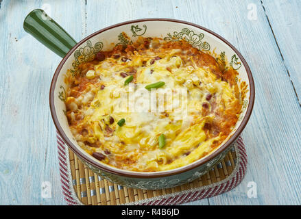 Südwesten Huhn Skillet, Wärme eine große saute Pfanne bei mittlerer Hitze. Olivenöl hinzufügen und dann die Zwiebel und Paprika. Stockfoto