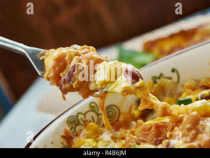 Südwesten Huhn Skillet, Wärme eine große saute Pfanne bei mittlerer Hitze. Olivenöl hinzufügen und dann die Zwiebel und Paprika. Stockfoto