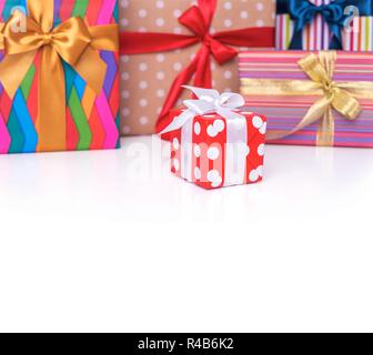 Helle Geschenkboxen auf einem weißen Hintergrund. Stockfoto