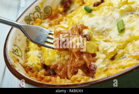 Südwesten Huhn Skillet, Wärme eine große saute Pfanne bei mittlerer Hitze. Olivenöl hinzufügen und dann die Zwiebel und Paprika. Stockfoto