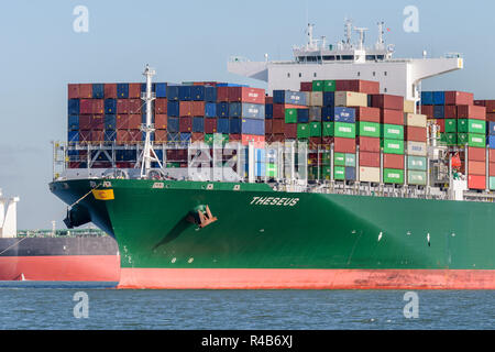 ROTTERDAM, Niederlande - 16. FEBRUAR 2018: Die großen Containerschiff Theseus kommt an der Maasvlakte, der Hafen von Rotterdam in den Niederlanden auf Fe Stockfoto