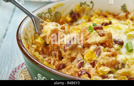 Südwesten Huhn Skillet, Wärme eine große saute Pfanne bei mittlerer Hitze. Olivenöl hinzufügen und dann die Zwiebel und Paprika. Stockfoto