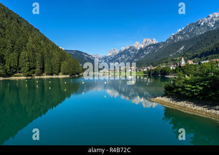 Der künstliche See in der Nähe des Dorfes Cadore in Italien, erstellt von der Staudamm von Santa Caterina. Region der Dolomiten. Stockfoto