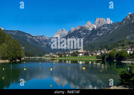 Der künstliche See in der Nähe des Dorfes Cadore in Italien, erstellt von der Staudamm von Santa Caterina. Region der Dolomiten. Stockfoto