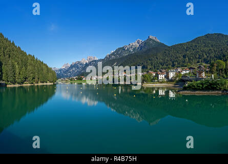 Der künstliche See in der Nähe des Dorfes Cadore in Italien, erstellt von der Staudamm von Santa Caterina. Region der Dolomiten. Stockfoto