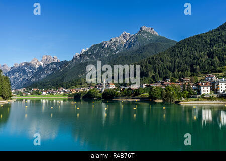 Der künstliche See in der Nähe des Dorfes Cadore in Italien, erstellt von der Staudamm von Santa Caterina. Region der Dolomiten. Stockfoto