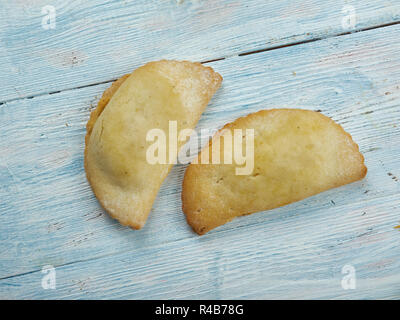 Welsh Oggie, Walisisch, Küche, traditionelle Cornish pasty über Welsh Lamb und Lauch, Britische Traditionelle verschiedene Gerichte, Ansicht von oben. Stockfoto