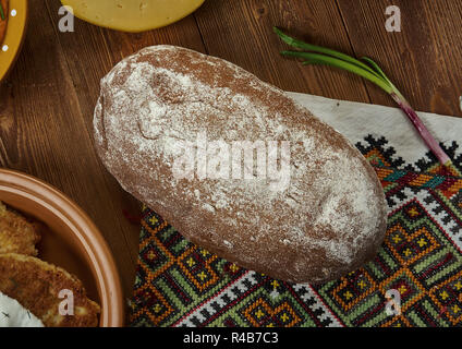 Dunkle Roggenbrot, Litauische Küche, Ostsee Traditionelle verschiedene Gerichte, Ansicht von oben. Stockfoto