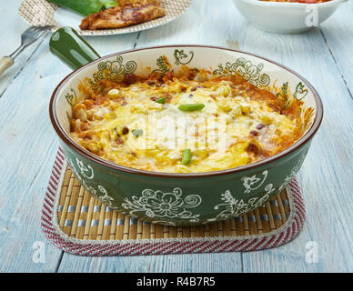 Südwesten Huhn Skillet, Wärme eine große saute Pfanne bei mittlerer Hitze. Olivenöl hinzufügen und dann die Zwiebel und Paprika. Stockfoto