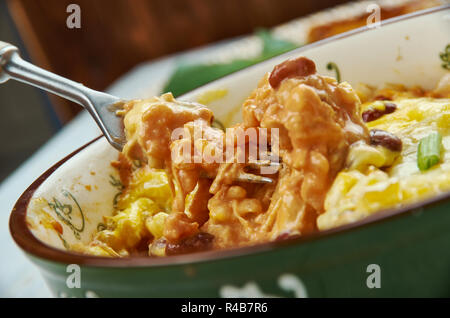 Südwesten Huhn Skillet, Wärme eine große saute Pfanne bei mittlerer Hitze. Olivenöl hinzufügen und dann die Zwiebel und Paprika. Stockfoto