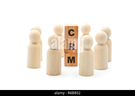 Holzfiguren als Business Team im Kreis um Abkürzung CRM Customer Relationship Management, auf weißem Hintergrund, minimalistisches Konzept Stockfoto