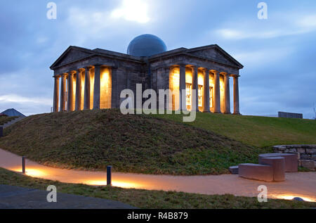 Stadt Sternwarte, Calton Hill, Edinburgh, Schottland, Großbritannien. 24 Nov. 2018 Mit neuen Kunstgalerie und Restaurant mit Panoramablick Stockfoto