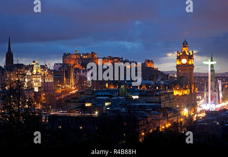 Das Stadtzentrum von Edinburgh und Schloss gesehen von Calton Hill, Schottland, Großbritannien Stockfoto