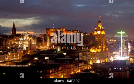 Das Stadtzentrum von Edinburgh und Schloss gesehen von Calton Hill, Schottland, Großbritannien Stockfoto