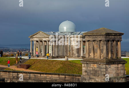 Stadt Sternwarte, Calton Hill, Edinburgh, Schottland, Großbritannien. 24 Nov. 2018 Mit neuen Kunstgalerie und Restaurant mit Panoramablick Stockfoto