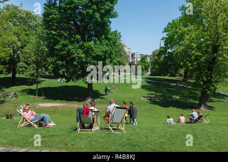 Park Sommer, Rückansicht der jungen Menschen Entspannen im Liegestuhl an einem Sommernachmittag in Dabrowskiego Park in Poznan, Polen. Stockfoto