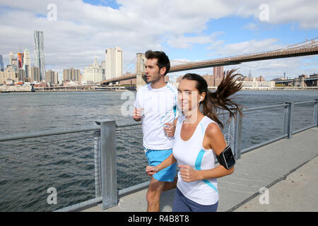 Paar Jogger laufen auf der Brooklyn Heights Promenade Stockfoto