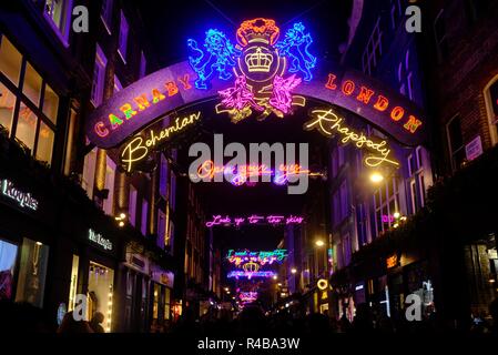 Die 2018 Weihnachtslichter auf Carnaby Street, London von Queen's Bohemian Rhapsody inspiriert Stockfoto