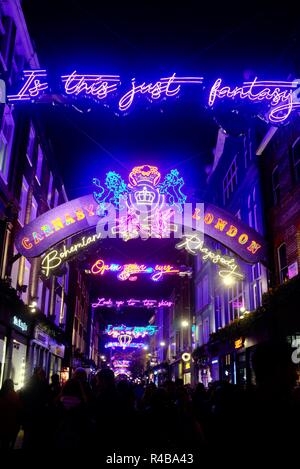 Die 2018 Weihnachtslichter auf Carnaby Street, London von Queen's Bohemian Rhapsody inspiriert Stockfoto