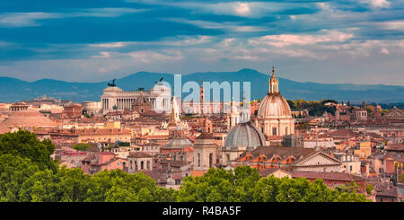 Wunderbare Luftaufnahme von Rom bei Sonnenuntergang, Italien Stockfoto