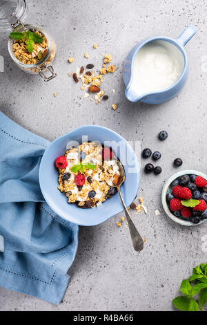 Hafer Müsli mit Beeren und Joghurt Stockfoto