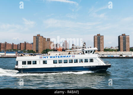 New York City, USA - 24. Juni 2018: NY Waterway Fähre navigieren im East River in New York City. Stockfoto