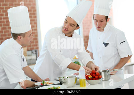 Chef der Ausbildung der Studenten im Restaurant Küche Stockfoto