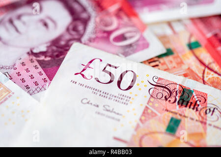 Hintergrund von einem Stapel von 50 Pfund Sterling bank Notes Stockfoto