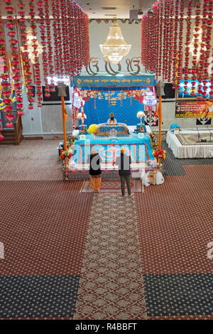 Den altar Baba Makhan Shah Lobana Sikh-tempel in Richmond Hill, Queens, New York, speziell eingerichtet für den Geburtstag von Guru Nanak. Stockfoto