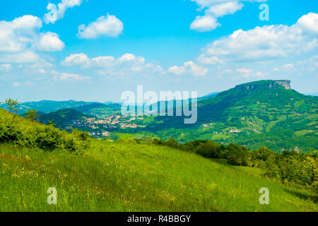 Anzeigen von Castelnovo ne' Monti und Stein Bismantova im Frühjahr, Reggio Emilia, Emilia Romagna, Italien Stockfoto