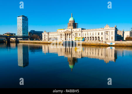 Das Custom House und Liberty Hall auf dem Fluss Liffey in einem Winter sonniger Tag, Dublin, Irland Stockfoto