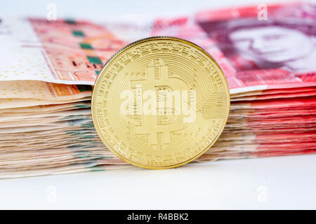 Bitcoin mit einem Stapel von 50 Pfund Sterling bank Notes Stockfoto