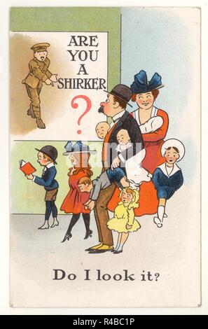 Illustrierte humorvolle patriotische Postkarte mit dem Titel 'are You a Shirker' aus der Zeit des 1. Weltkrieges - ein Poster des Parlamentarischen Vermittlungsausschusses, das "Shirkers" in den Militärbeitritt beschämt. Ein Mann mit einer großen Familie antwortet: "Sehe ich es aus?" Veröffentlicht am 9. August 1918, Großbritannien Stockfoto