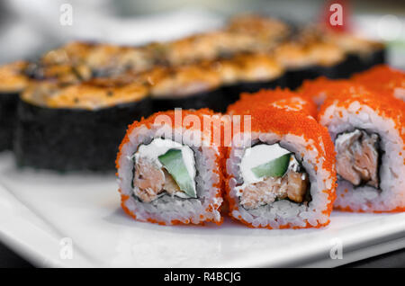 Orange sushi Rollen Kalifornien mit Kaviar in einer Reihe close-up Stockfoto