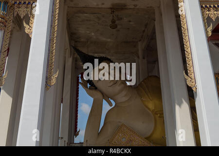 Der liegende Buddha Tempel in Hat Yai, Thailand. Im Detail der Big Buddha Kopf. Stockfoto