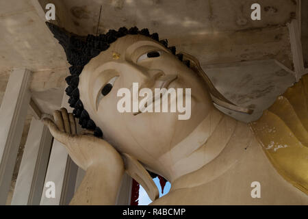 Der liegende Buddha Tempel in Hat Yai, Thailand. Im Detail der Big Buddha Kopf. Stockfoto