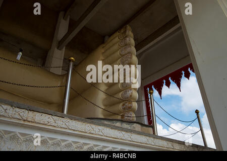 Der liegende Buddha Tempel in Hat Yai, Thailand. Buddha feet Detail, die mit Mosaikfliesen Nägel. Stockfoto