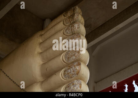 Der liegende Buddha Tempel in Hat Yai, Thailand. Buddha feet Detail, die mit Mosaikfliesen Nägel. Stockfoto