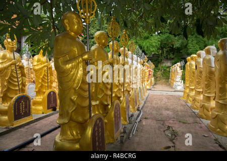 In der Gedenkstätte Abschnitt von Wat Thawon Wara Ram Hat Yai, Hunderte von Gold Statuen stehen in Uniform. Stockfoto