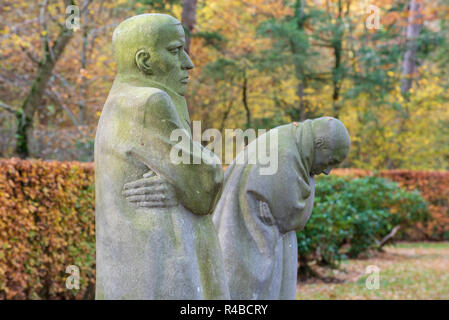 Die Trauer Eltern Skulpturen von deutschen Künstlerin Käthe Kollwitz auf dem deutschen Soldatenfriedhof Vladslo nördlich von Ypern Stockfoto