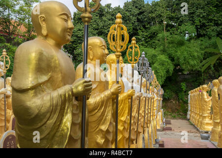 In der Gedenkstätte Abschnitt von Wat Thawon Wara Ram Hat Yai, Hunderte von Gold Statuen stehen in Uniform. Stockfoto