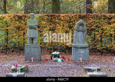 Die Trauer Eltern Skulpturen von deutschen Künstlerin Käthe Kollwitz auf dem deutschen Soldatenfriedhof Vladslo nördlich von Ypern Stockfoto