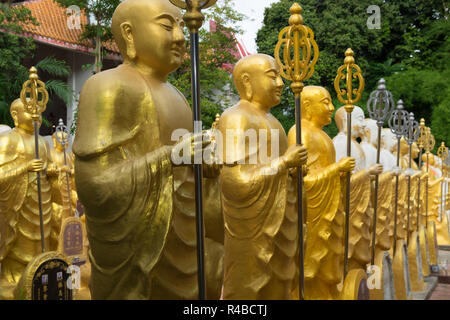 In der Gedenkstätte Abschnitt von Wat Thawon Wara Ram Hat Yai, Hunderte von Gold Statuen stehen in Uniform. Stockfoto